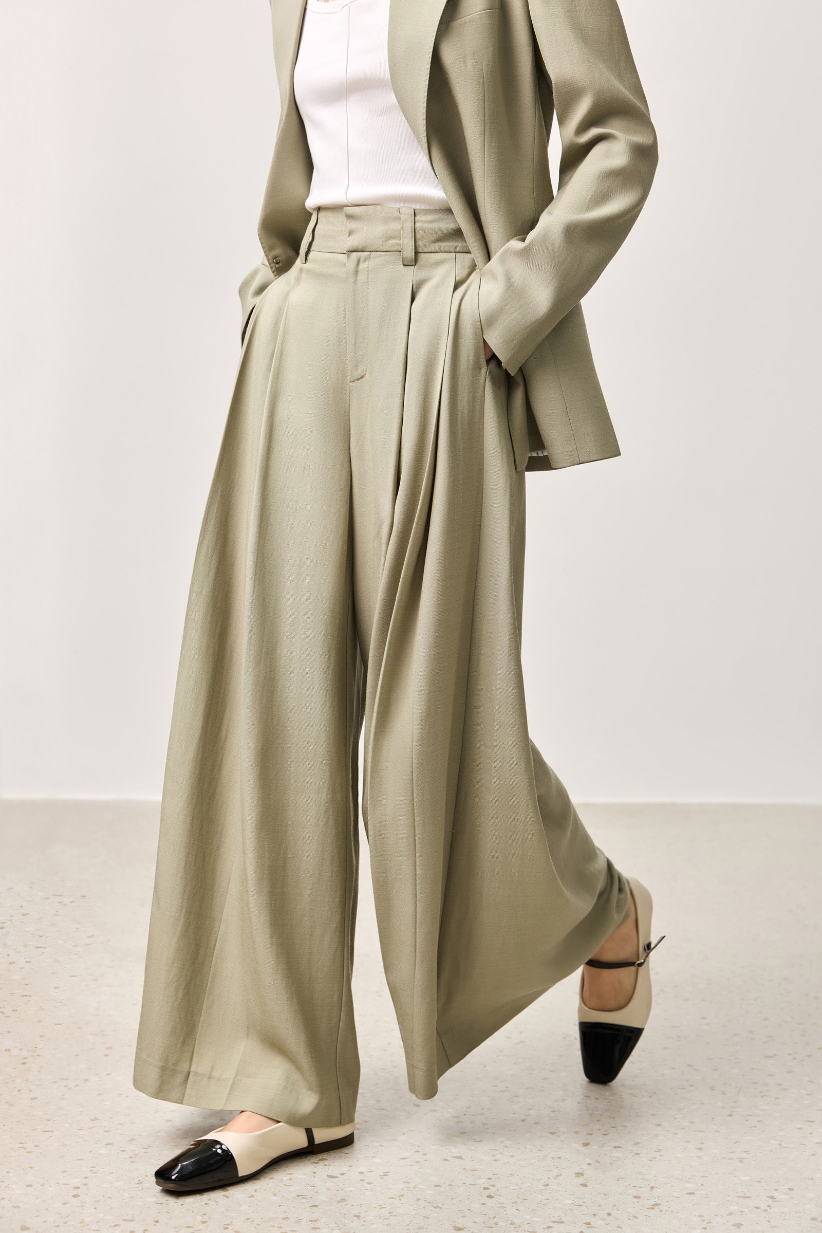 #color_Grayish Green