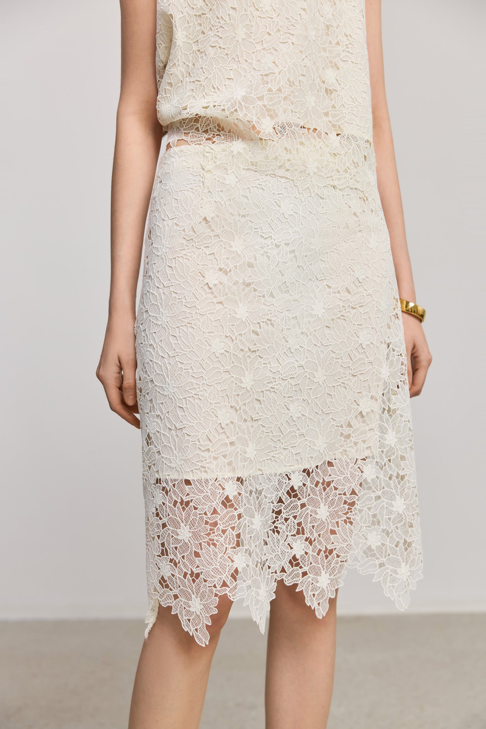 #color_Off White
