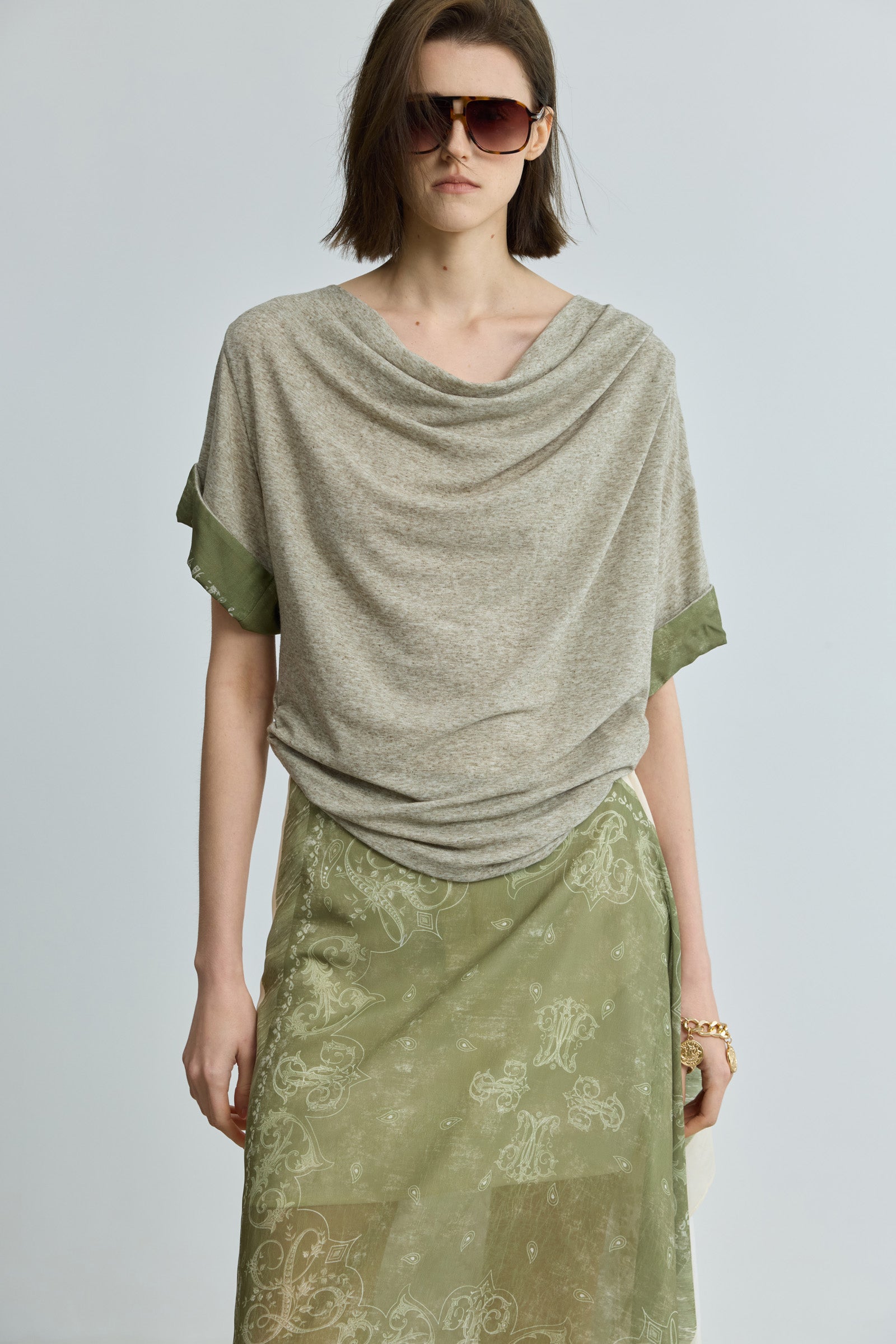 #color_Grayish Green
