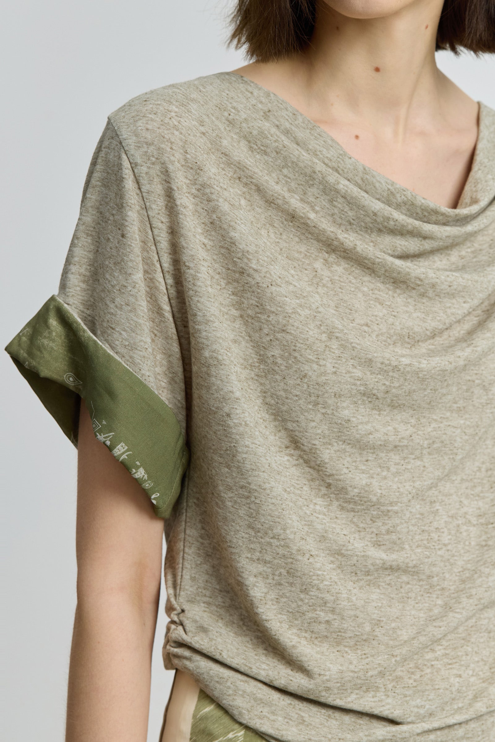 #color_Grayish Green