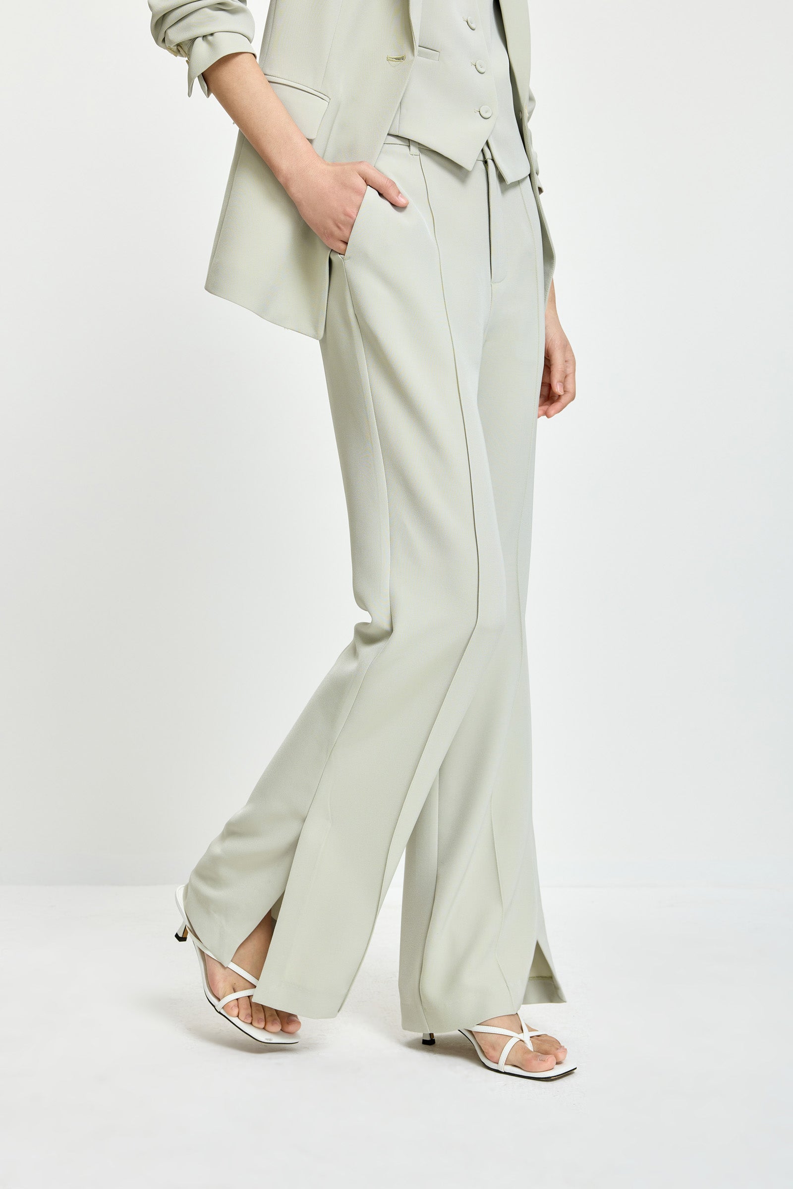 #color_Grayish Green