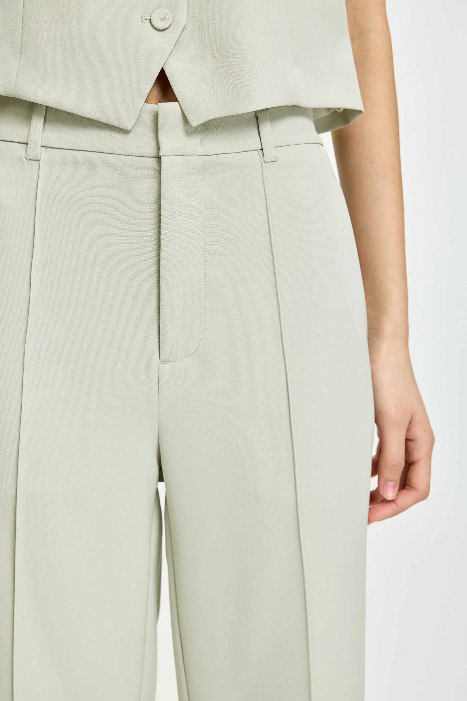 #color_Grayish Green