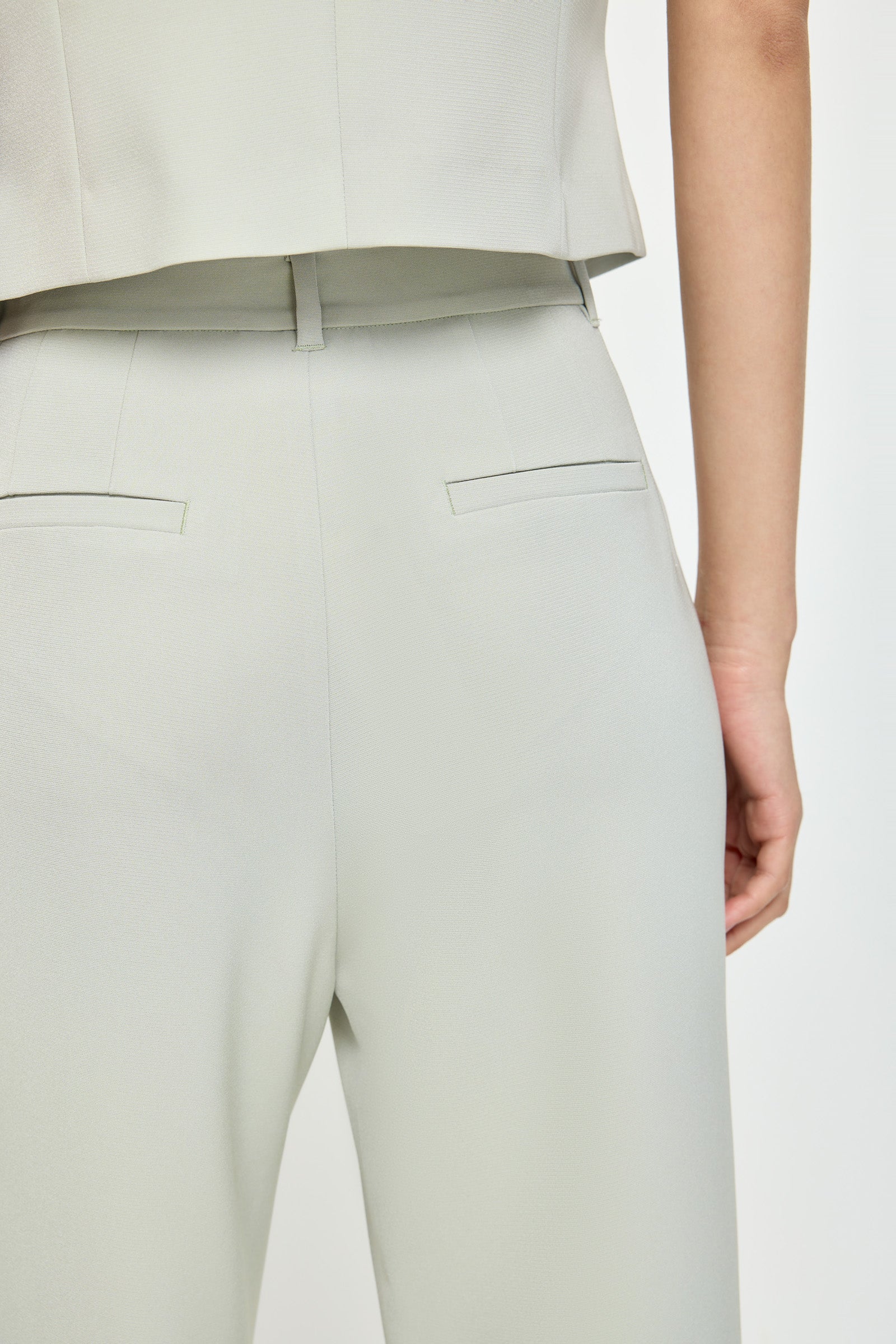 #color_Grayish Green